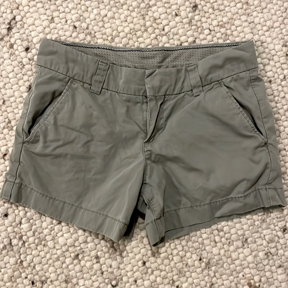 Uniqlo sage green shorts sz 0 - Picture 1 of 2
